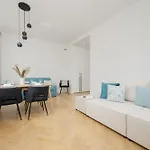 Charming Plac Zamkowy In Old Town By Renters Apartment